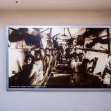 Dario ci mostra invece due immagini simbolo appese alle pareti della sede di via Napoli: immortalano il lavoro delle sarte al telaio nel 1926...